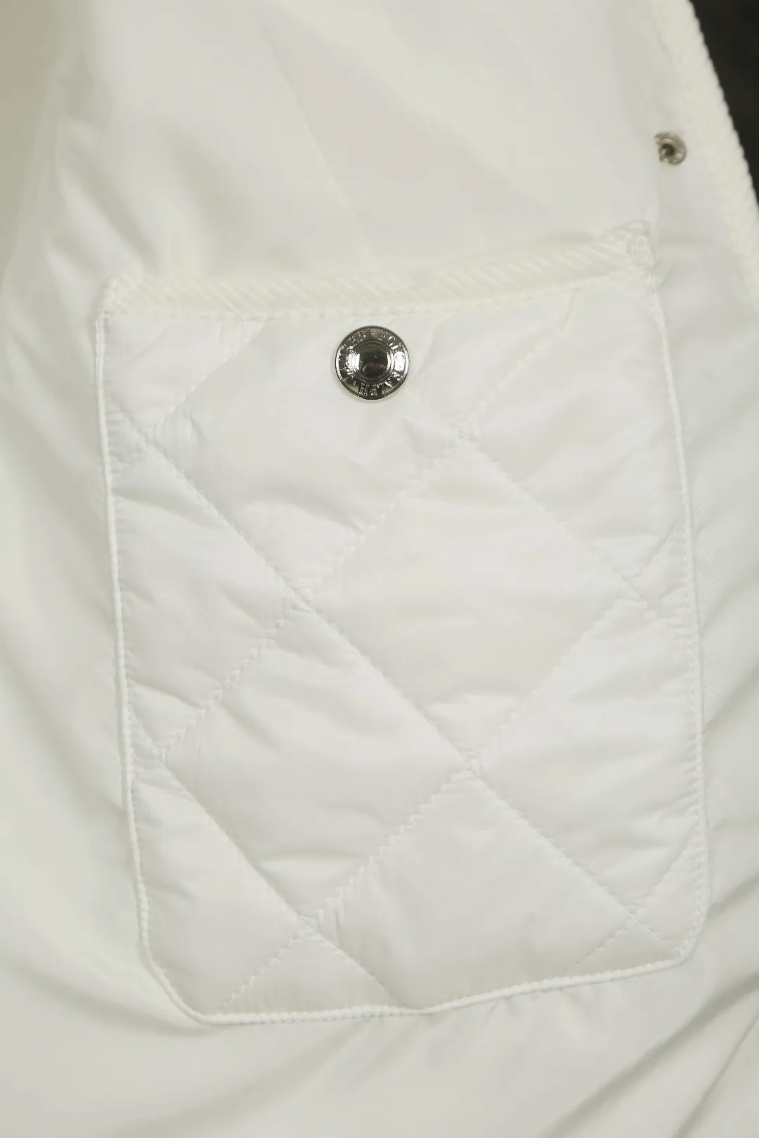P350 Actual Photos [Popular Items] Style Number: 24376# Color: Milk White/Navy Blue/Khaki Size: S to - Customized double-circle branded hardware buckle back waist with freely adjustable elastic design✅ - RL three-color diamond-shaped cotton jacket, 100% restoration, whole-body corduroy strips running through, no knots, no overlap, artificial curling, fine workmanship, highly recommended, rare cotton jacket that does not look bloated, can be worn as an inner layer in the north, multiple neckwear styles, elastic waistline on the back, freely adjustable waist, matt memory technology on the face, with a cotton feel, not to be missed, highly recommended to buy